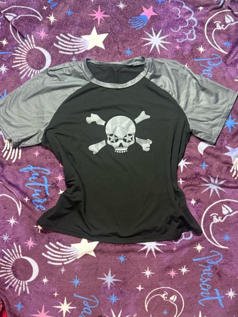 Black & Gray Skull Graphic Raglan Tee - Women
